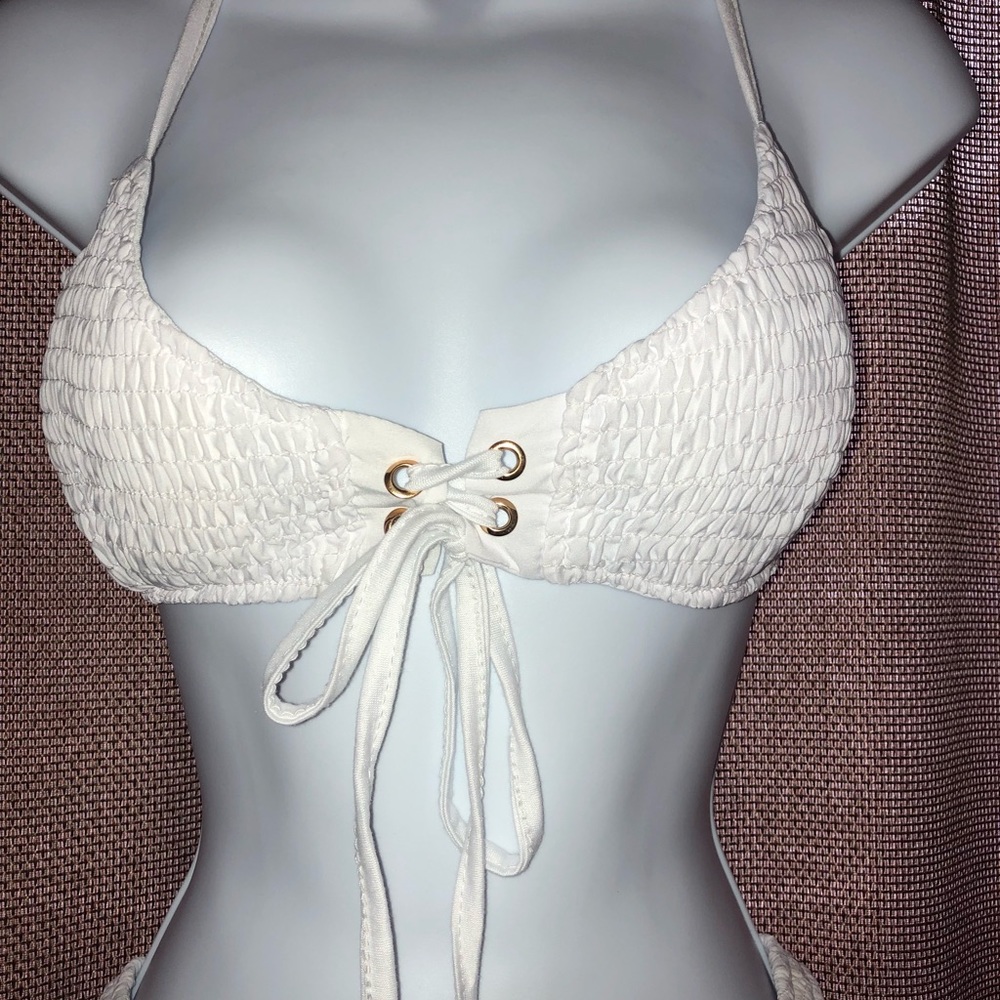 White bikini - Picture 2 of 3